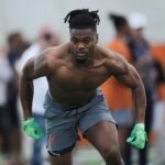 Jaydon Blue Firma con Vaqueros de Dallas Refuerzo Prometedor
